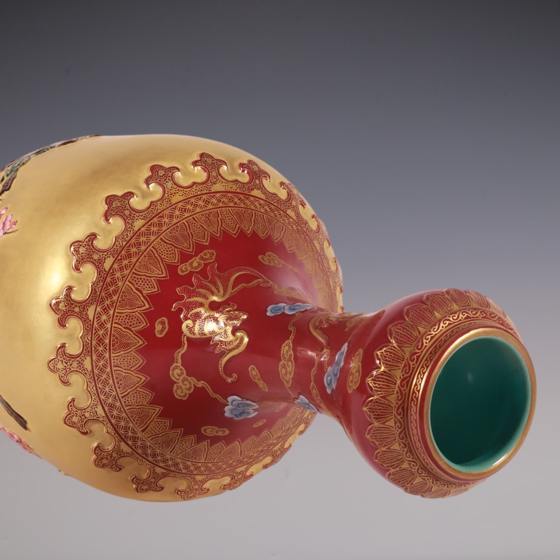 An Exquisite Enamel Flower and Bird Pattern Vase - 8