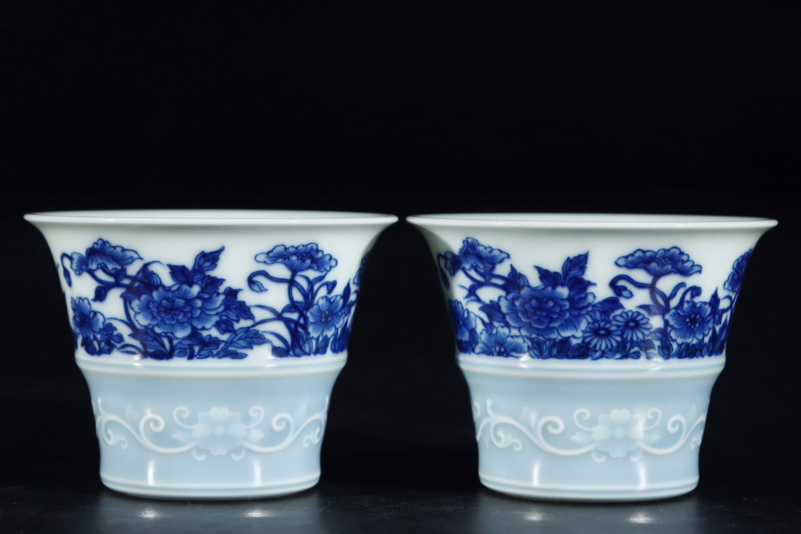 An Exquisite Blue and White Flower Pattern Cup: An Exquisite Blue and White Flower Pattern Cup Qing Dynasty, China Yongzheng Six-character Mark Size:5.7cmx7.6cm (The Dimensions Of All Batches Are Manually Measured.If You Need More Detailed