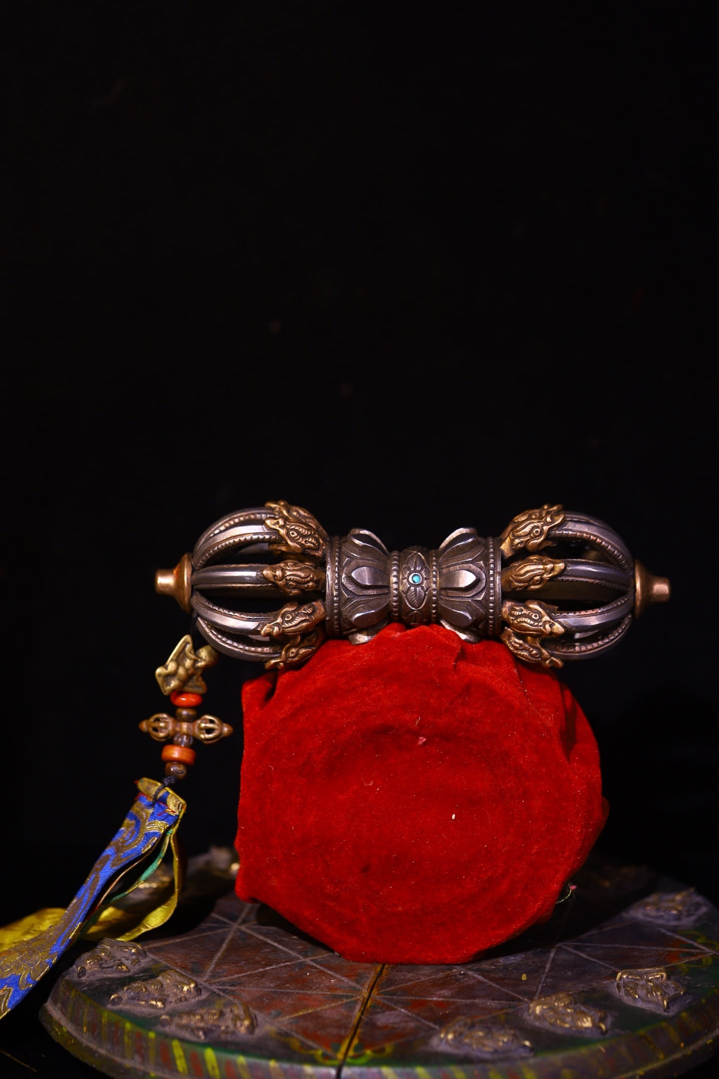 An Exquisite Iron Inlaid Gems Vajry Pestle: An Exquisite Iron Inlaid Gems Vajry Pestle Qing Dynasty, China Size:21cmx7cm Weight:1200g (The Dimensions Of All Batches Are Manually Measured.If You Need More Detailed Information, Please Contact