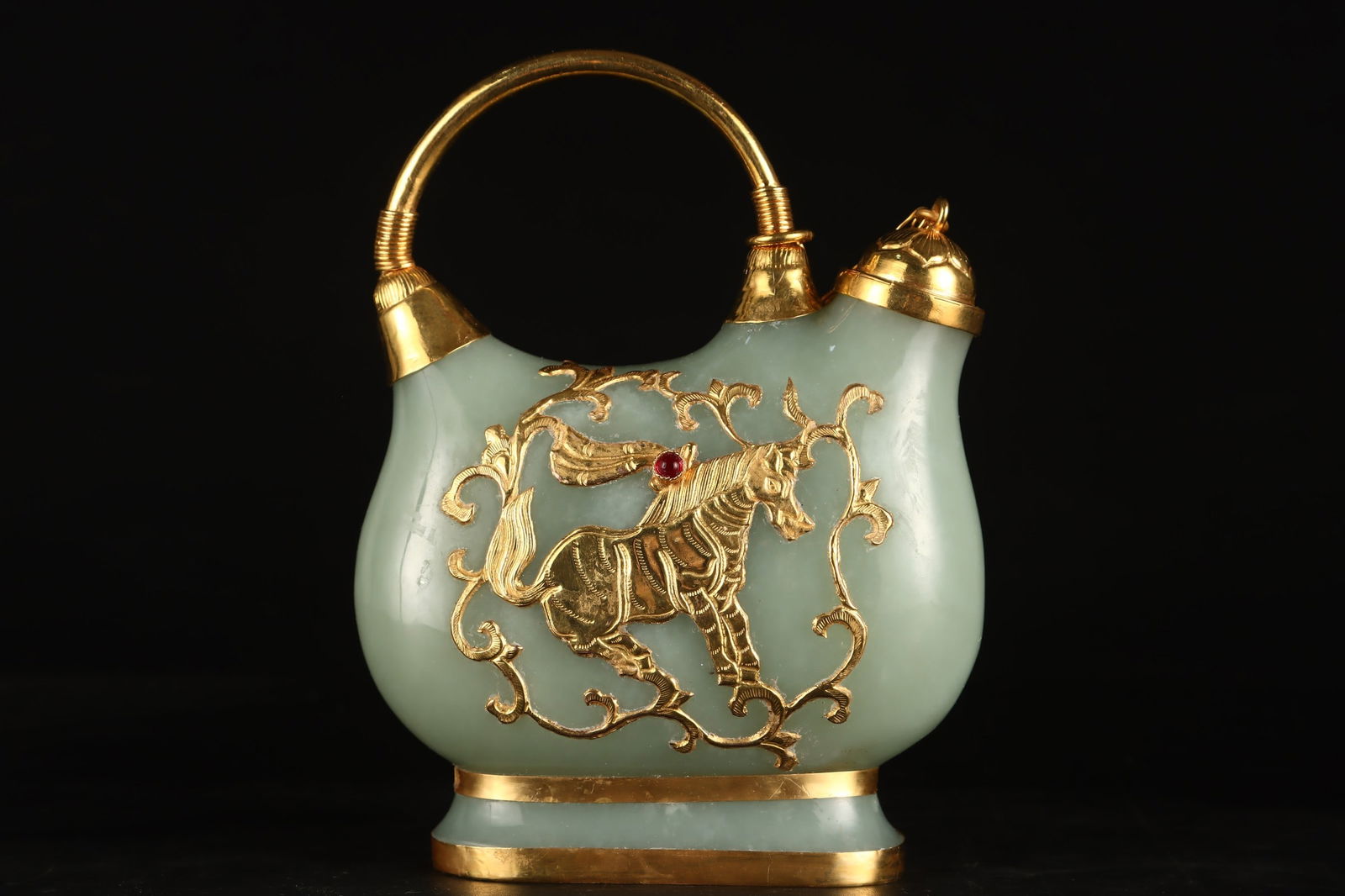 An Exquisite Gilt Bronze Inlaid White Jade Horse Pattern Ewer: An Exquisite Gilt Bronze Inlaid White Jade Horse Pattern Ewer Qing Dynasty, China Size:14cmx10cm Weight:320g (The Dimensions Of All Batches Are Manually Measured.If You Need More Detailed