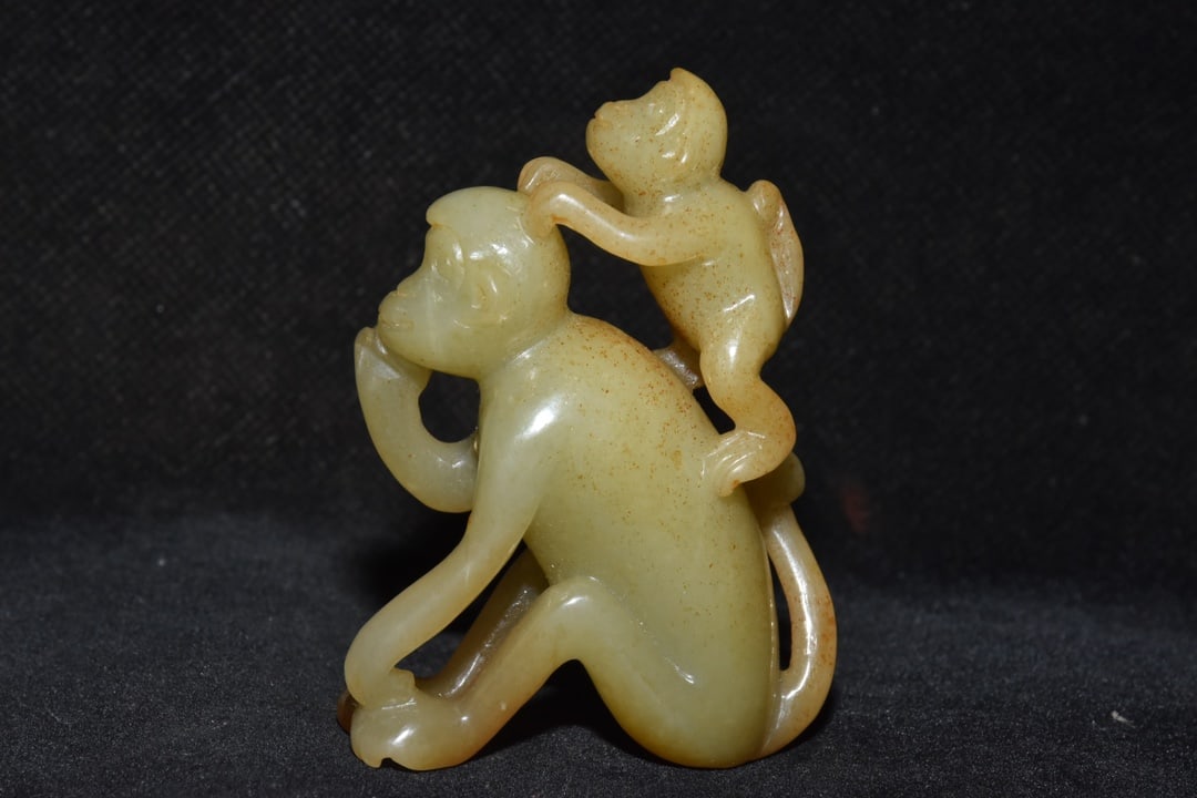 An Exquisite White Jade Monkey Ornament - 3