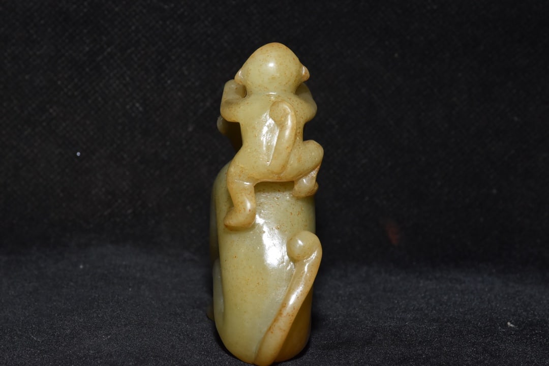 An Exquisite White Jade Monkey Ornament - 4