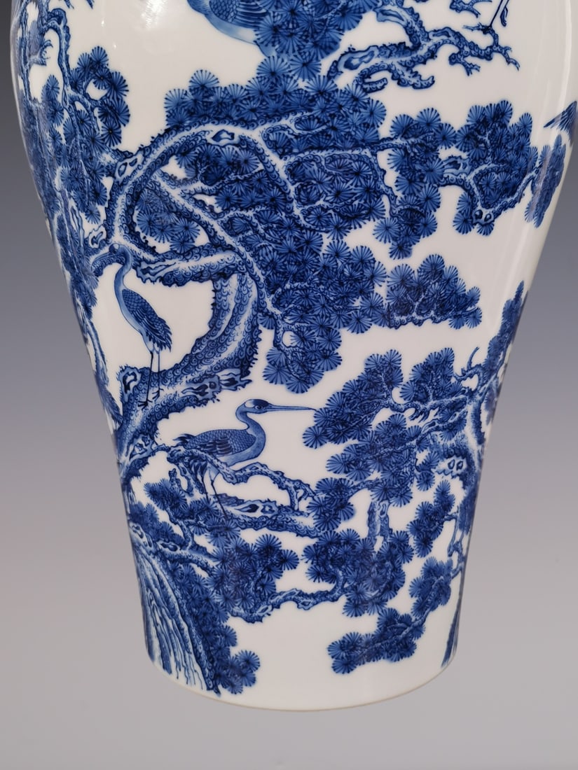 An Exquisite Blue and White Pine and Crane Pattern Vase - 7