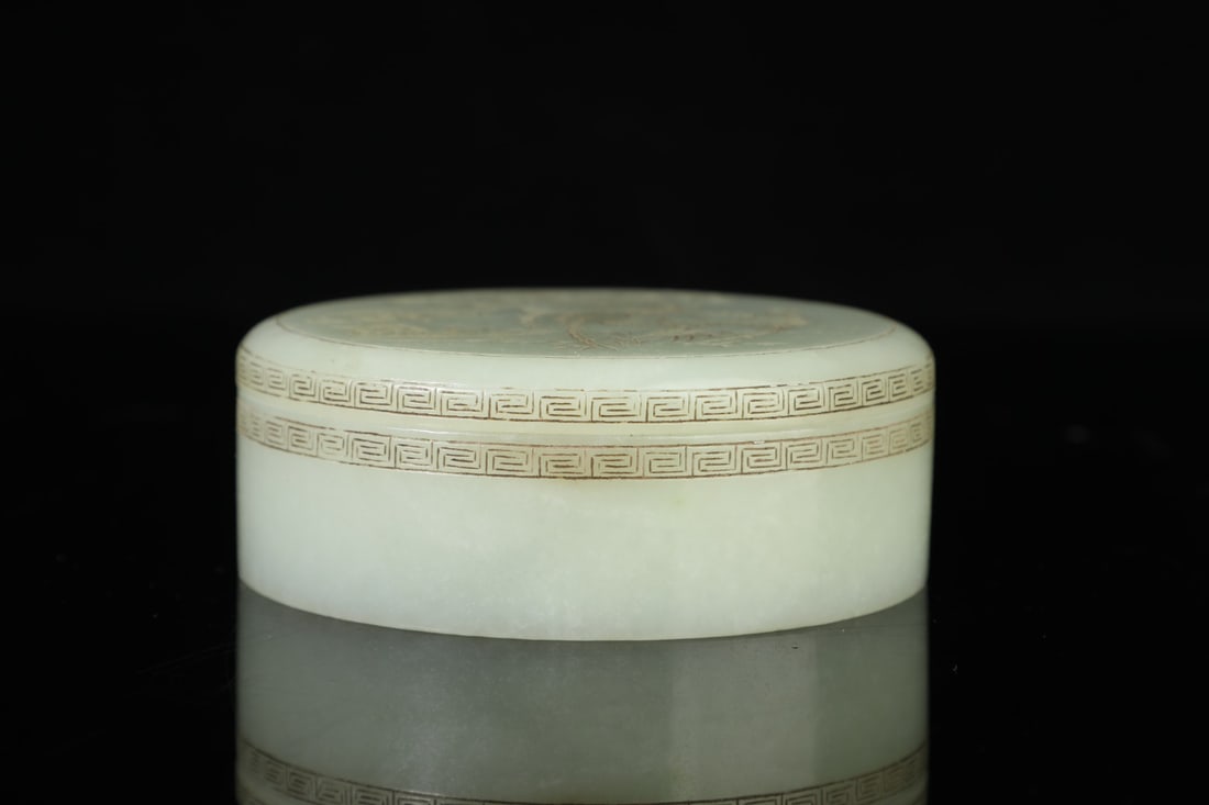 An Exquisite White Jade Flower and Bird Pattern Box: An Exquisite White Jade Flower and Bird Pattern Box Qing Dynasty, China Size:3.5cmx10cm Weight:389g (The Dimensions Of All Batches Are Manually Measured.If You Need More Detailed Information,