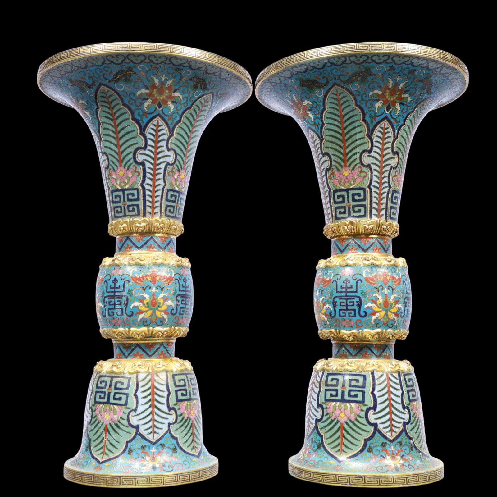A Exquisite A pair of Cloisonne Lotus Pattern Bats and Peach Pattern Vase: A Exquisite A pair of Cloisonne Lotus Pattern Bats and Peach Pattern Vase Qing Dynasty, China Qianlong Four-character Mark Size:23cmx42cm Weight:6200g (The Dimensions Of All Batches Are Manually