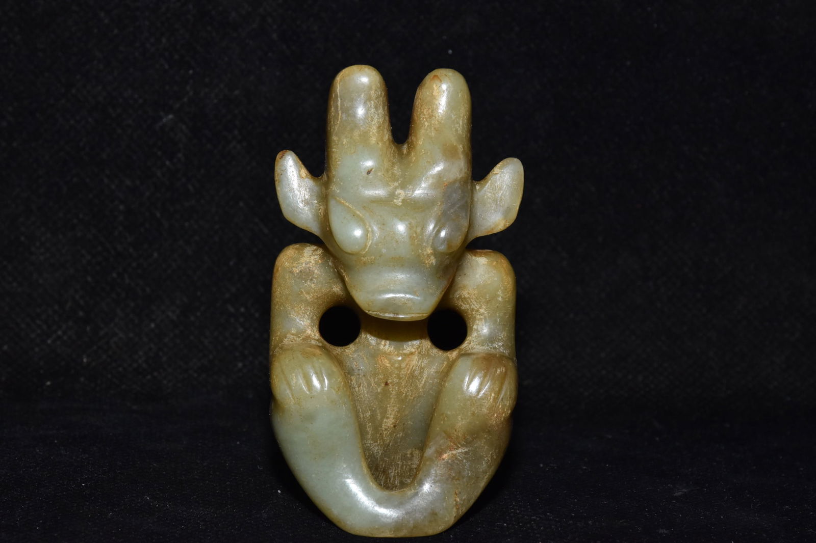 An Exquisite Hemo Jade Figure Ornament: An Exquisite Hemo Jade Figure Ornament Hongshan Culture Size:7.5cmx4cm Weight:70g (The Dimensions Of All Batches Are Manually Measured.If You Need More Detailed Information, Please Contact Our