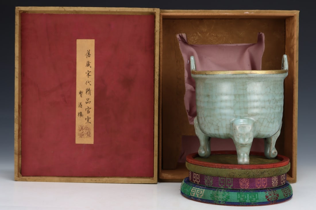 An Exquisite Guan yao Double-Ears and Tripod Censer: An Exquisite Guan yao Double-Ears and Tripod Censer Song Dynasty, China Size:16cmx14.3cm (The Dimensions Of All Batches Are Manually Measured.If You Need More Detailed Information, Please Contact