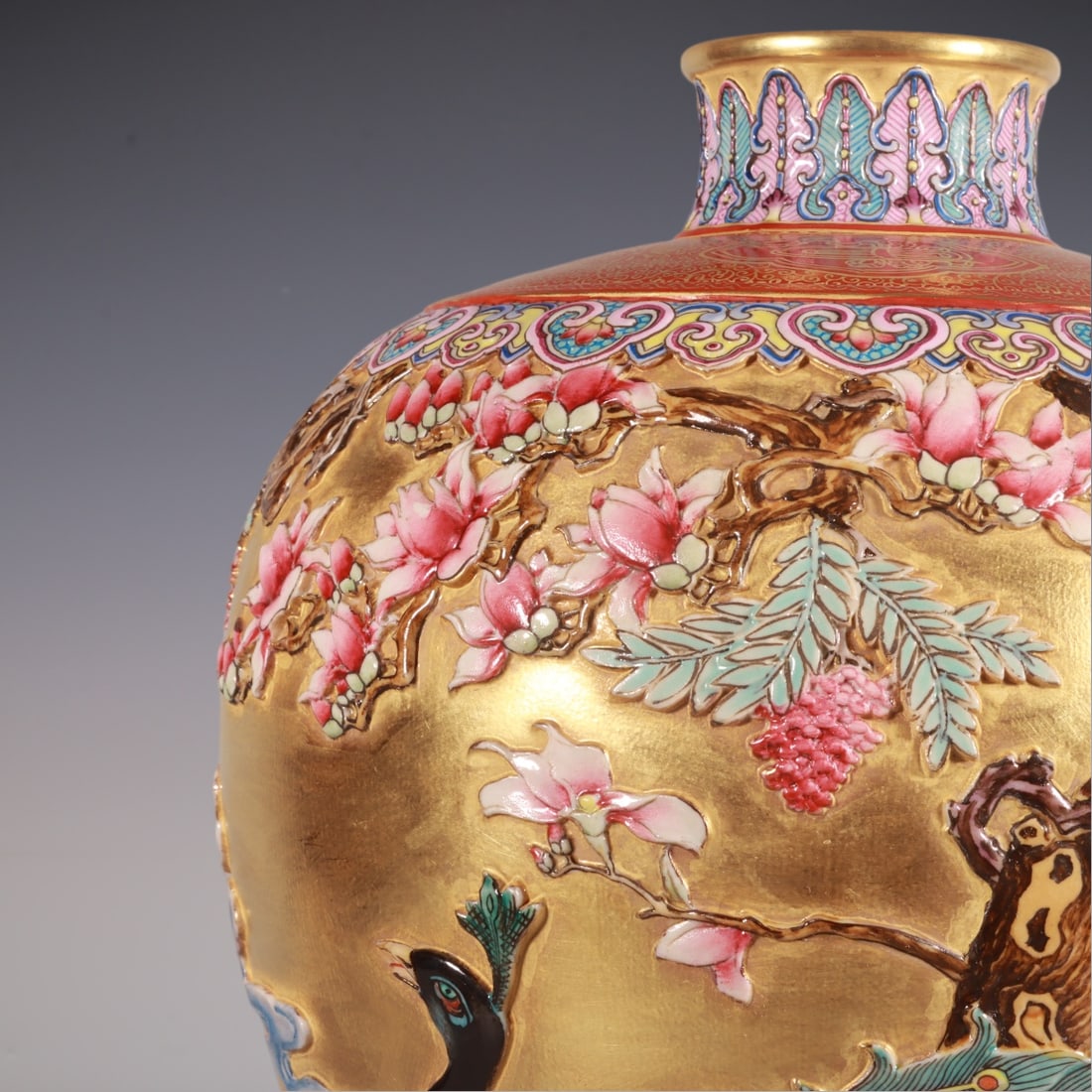 An Exquisite Enamel Flower and Bird Pattern Vase - 2