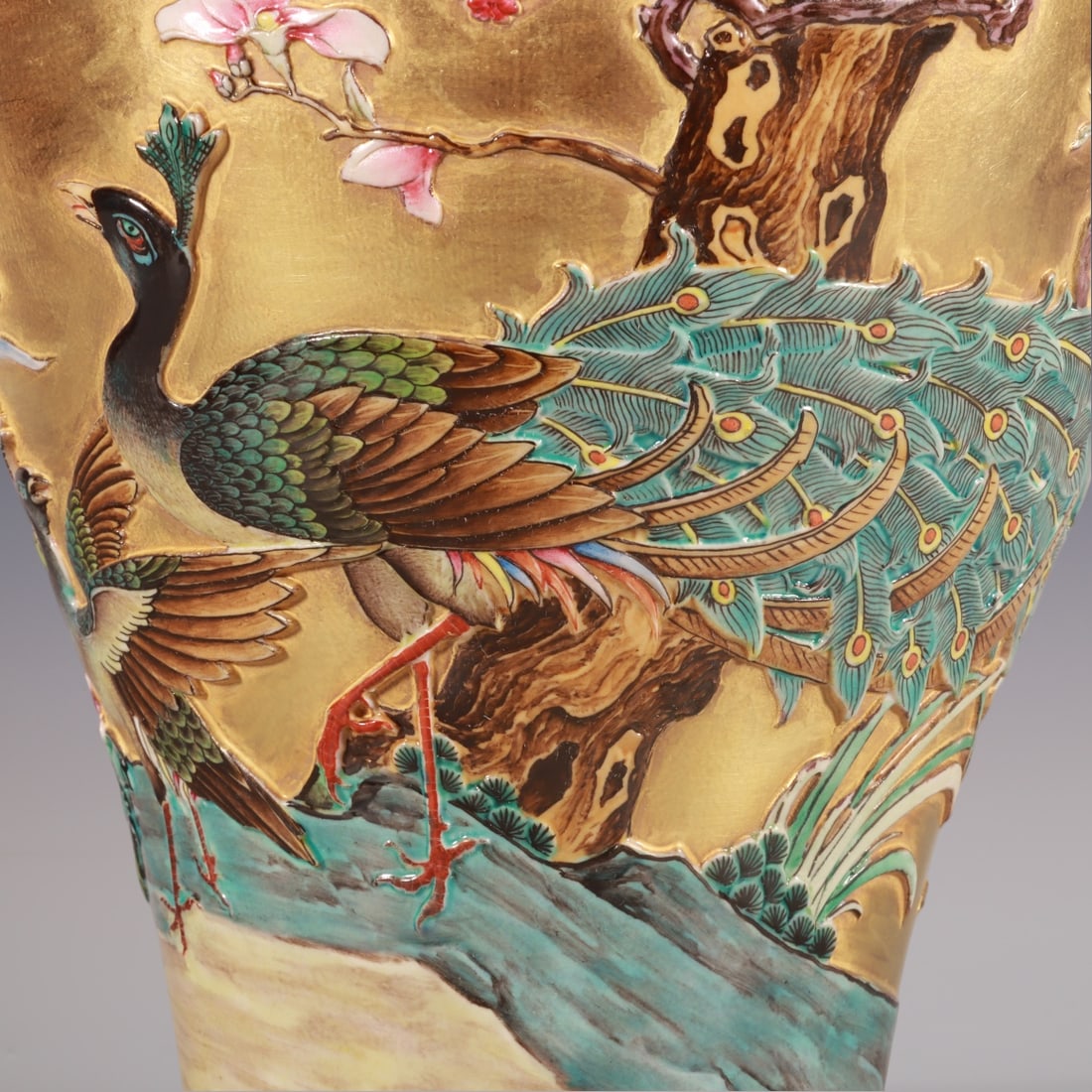 An Exquisite Enamel Flower and Bird Pattern Vase - 3