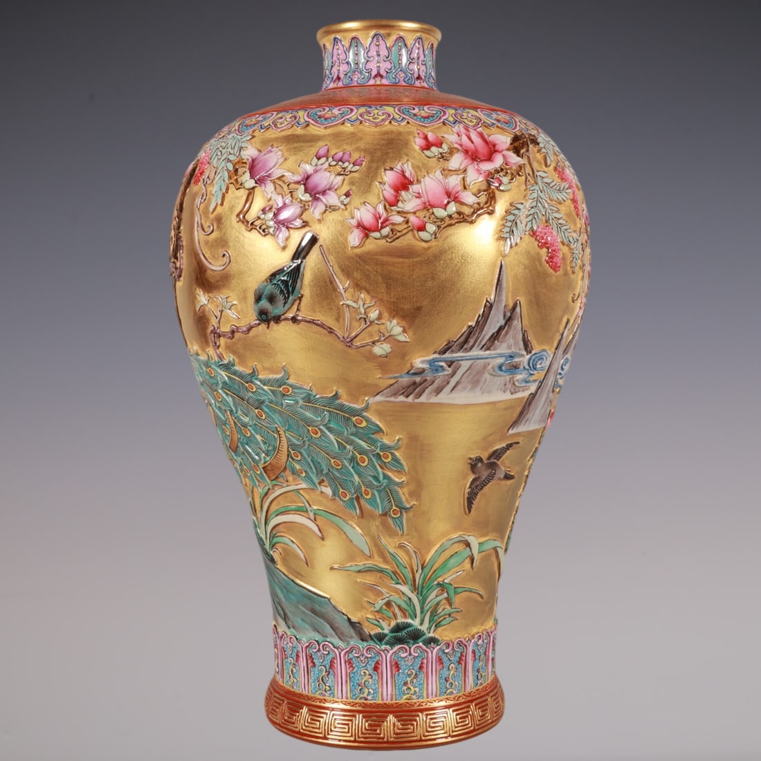 An Exquisite Enamel Flower and Bird Pattern Vase - 4