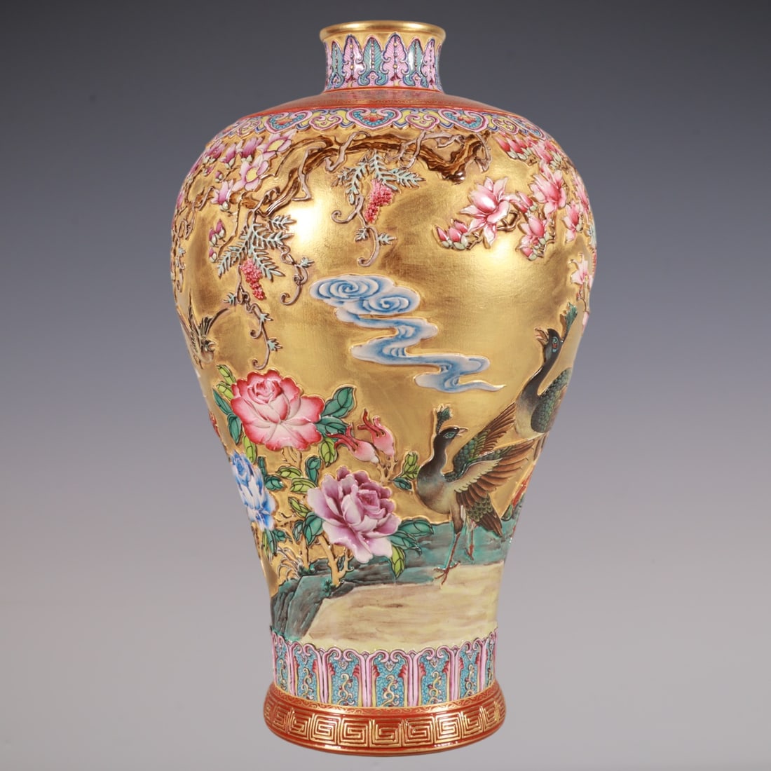 An Exquisite Enamel Flower and Bird Pattern Vase - 6