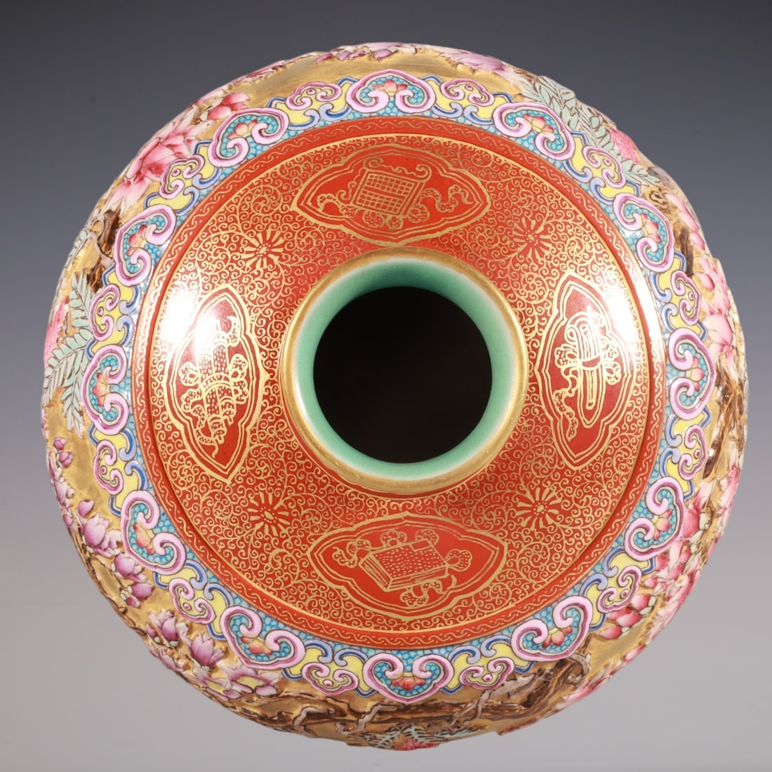 An Exquisite Enamel Flower and Bird Pattern Vase - 7