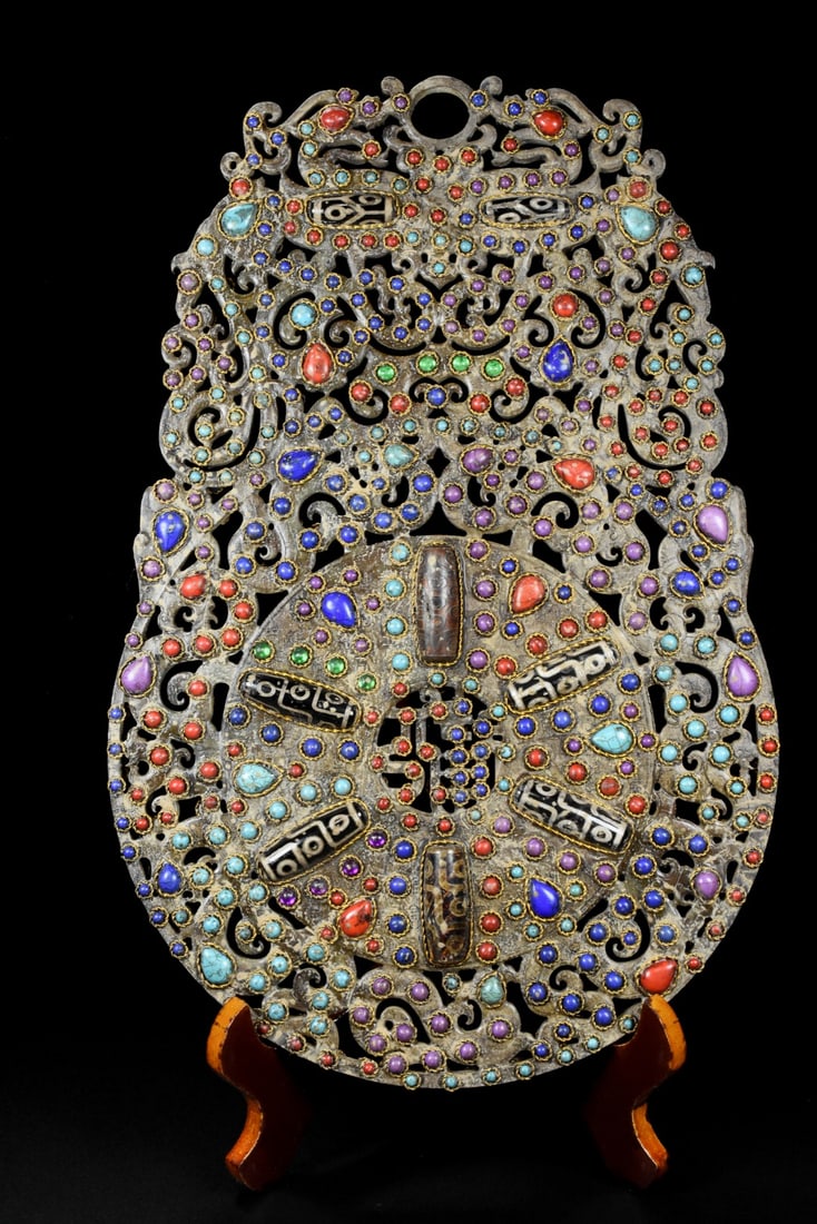 An Exquisite White Jade Inlaid Gems Ornament: An Exquisite White Jade Inlaid Gems Ornament Han Dynasty, China Size:34.5cmx23cmx1.4cm Weight:1.235kg (The Dimensions Of All Batches Are Manually Measured.If You Need More Detailed Information,