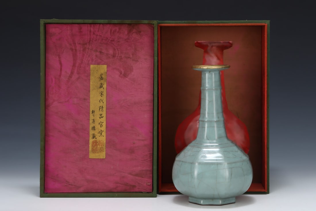 An Exquisite Guan yao Vase: An Exquisite Guan yao Vase Song Dynasty, China Size:24.2cmx14.2cm (The Dimensions Of All Batches Are Manually Measured.If You Need More Detailed Information, Please Contact Our Customer Service Before