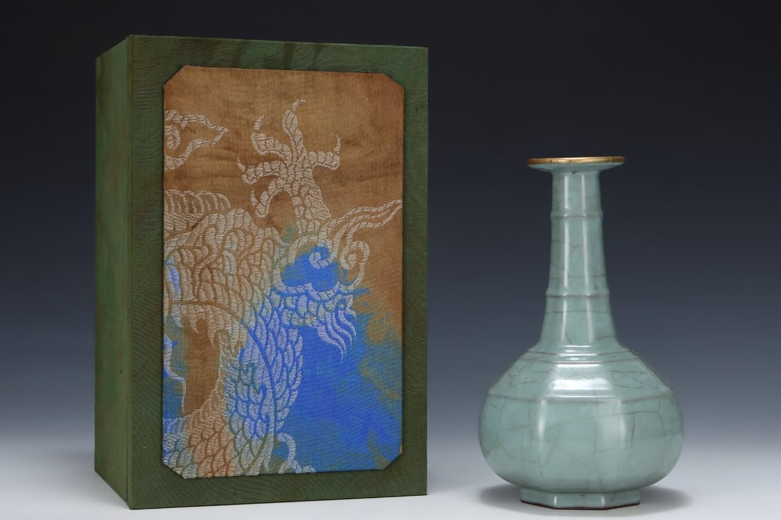 An Exquisite Guan yao Vase - 2