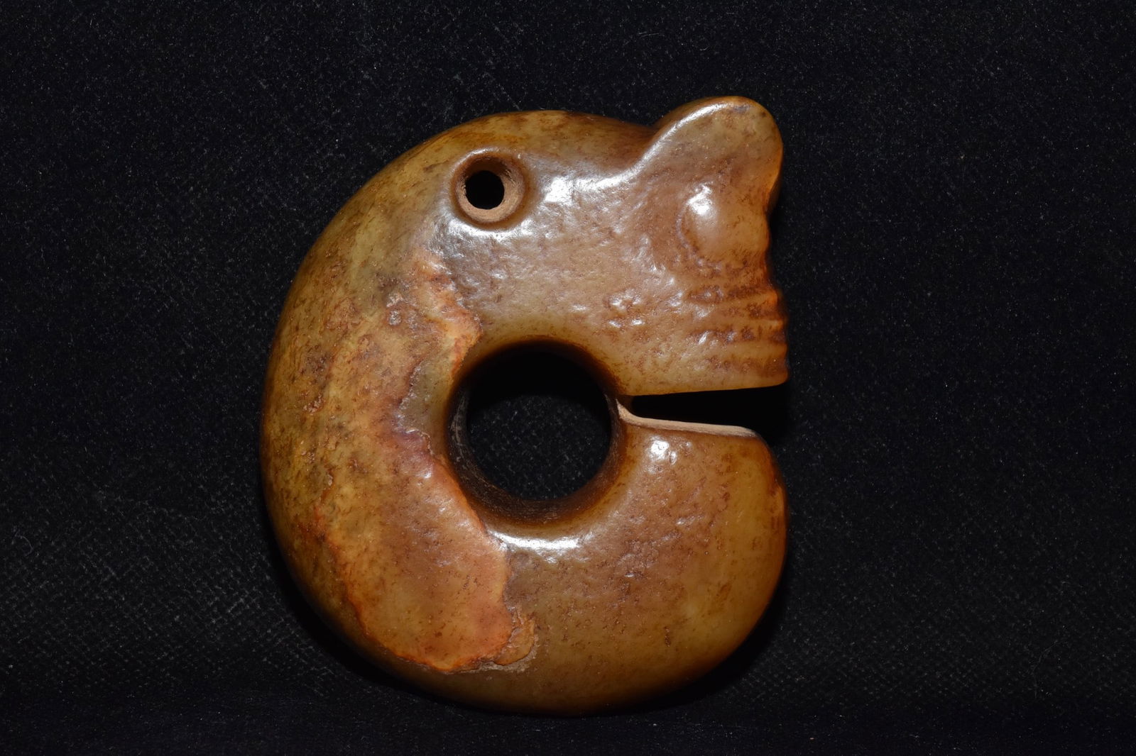 An Exquisite Hemo Jade 'Boar& Dragon' Ornament: An Exquisite Hemo Jade 'Boar& Dragon' Ornament Hongshan Culture Size:7.5cmx9.5cm Weight:280g (The Dimensions Of All Batches Are Manually Measured.If You Need More Detailed Information, Please