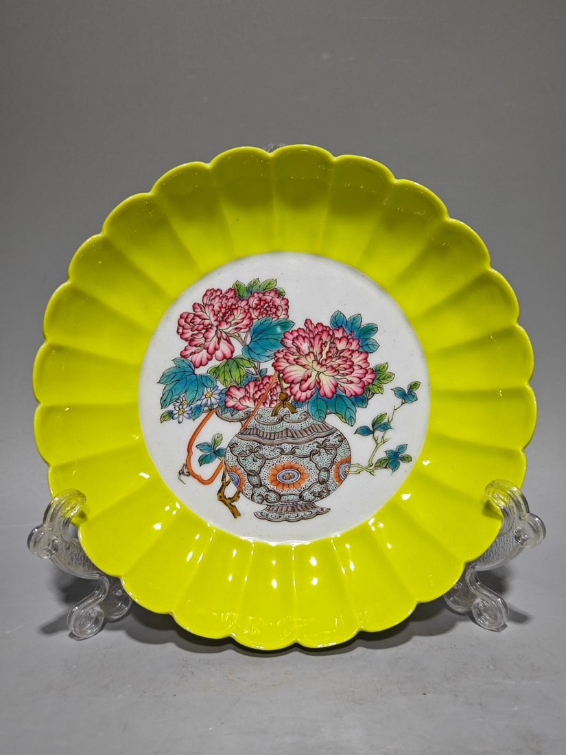 An Exquisite Famille-Rose Flower Pattern Plate: An Exquisite Famille-Rose Flower Pattern Plate Qing Dynasty, China Yongzheng Six-character Mark Size:17cm (The Dimensions Of All Batches Are Manually Measured.If You Need More Detailed Information, Pl