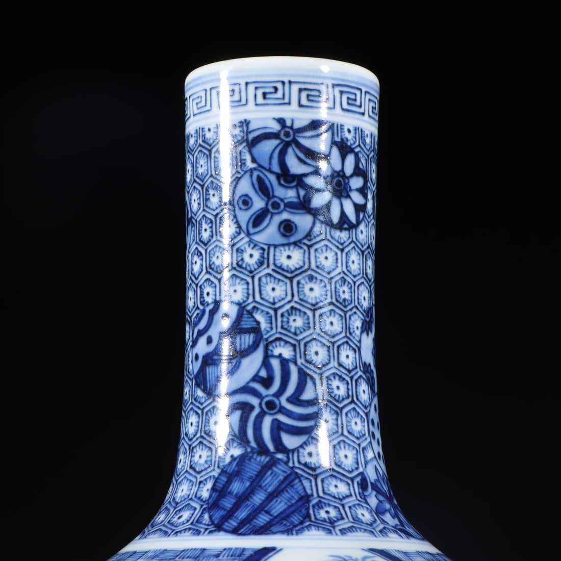 An Exquisite Blue and White Flower Pattern Vase - 2