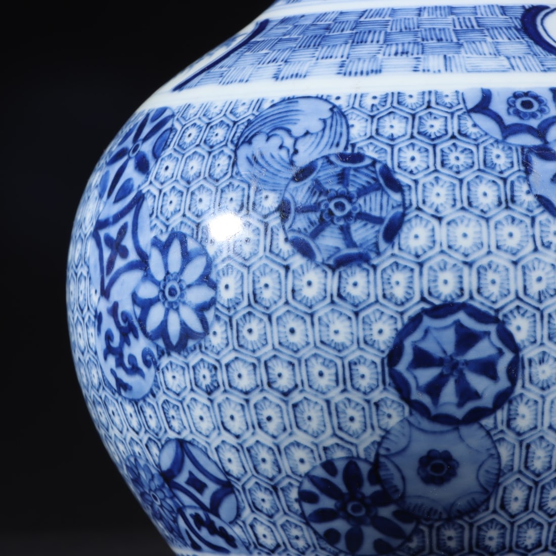 An Exquisite Blue and White Flower Pattern Vase - 6