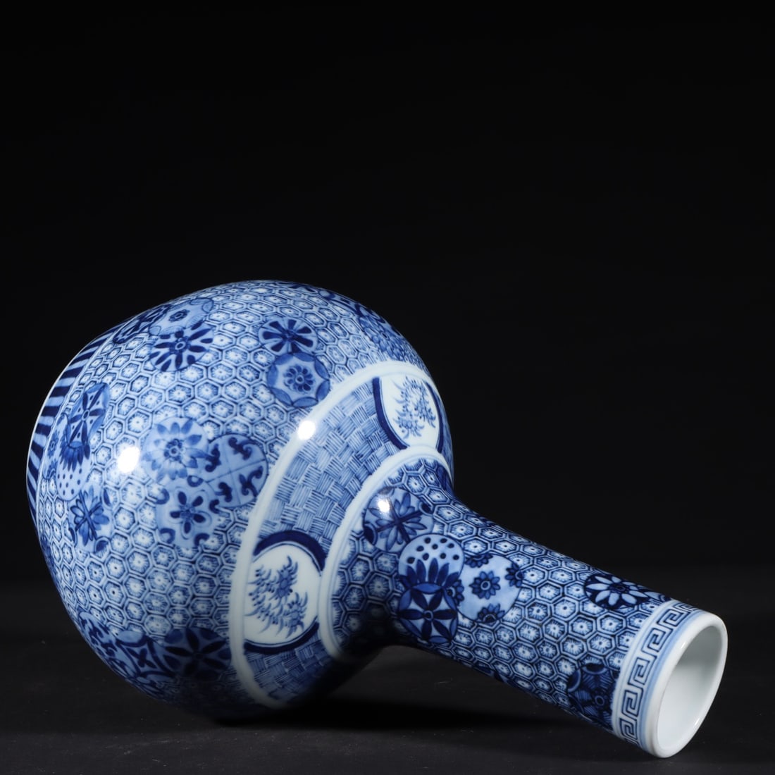 An Exquisite Blue and White Flower Pattern Vase - 7