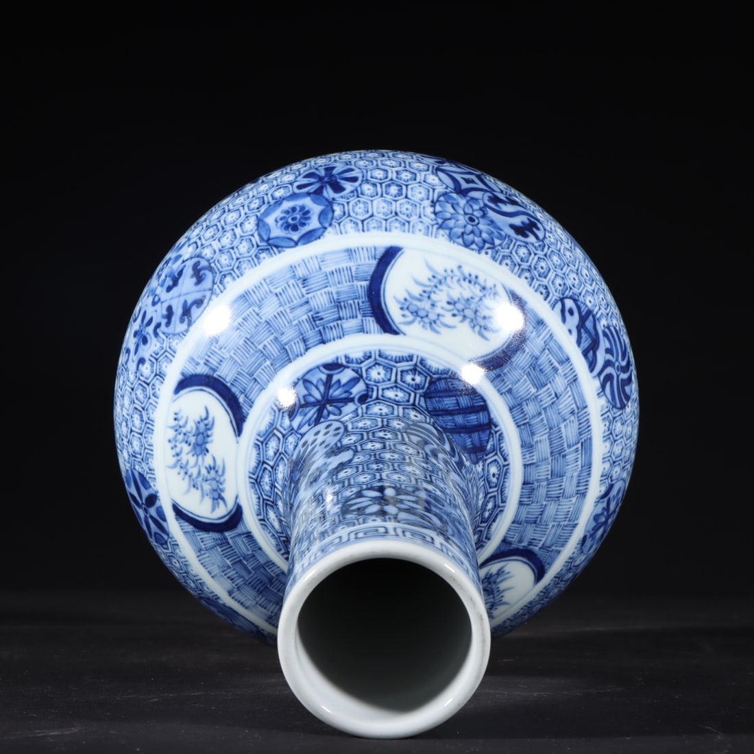 An Exquisite Blue and White Flower Pattern Vase - 8