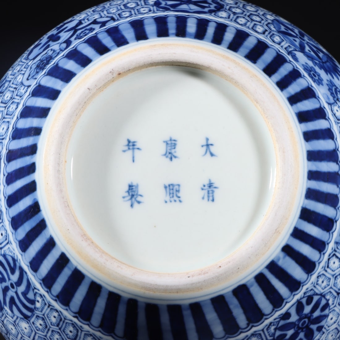 An Exquisite Blue and White Flower Pattern Vase - 9