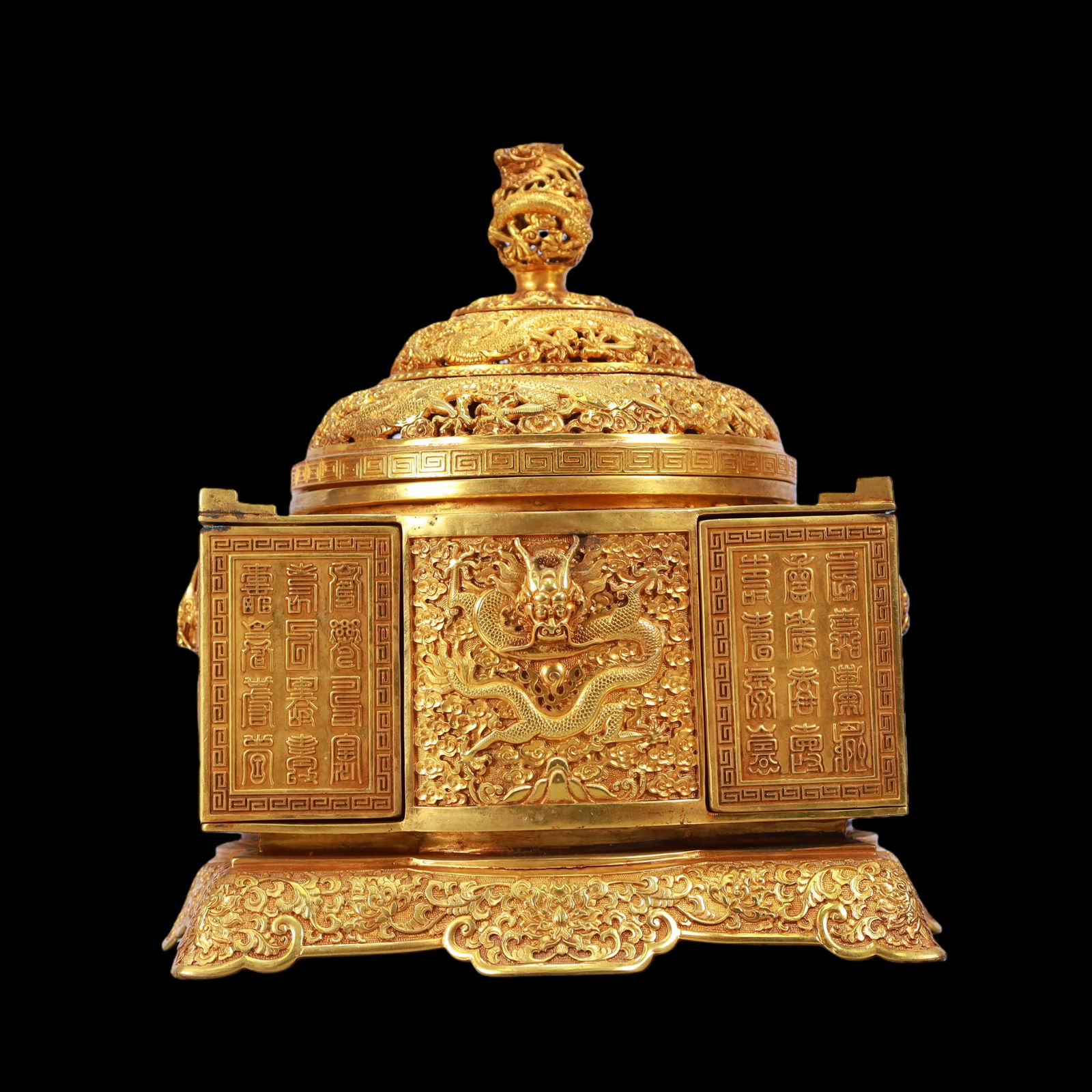 A Exquisite Gilt Bronze Lotus Pattern Dragon Pattern Censer: A Exquisite Gilt Bronze Lotus Pattern Dragon Pattern Censer Qing Dynasty, China Qianlong Four-character Mark Size:20cmx25cm Weight:7400g (The Dimensions Of All Batches Are Manually Measured.If You