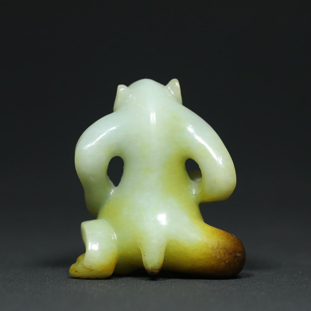 An Exquisite White Jade Bear Ornament - 2