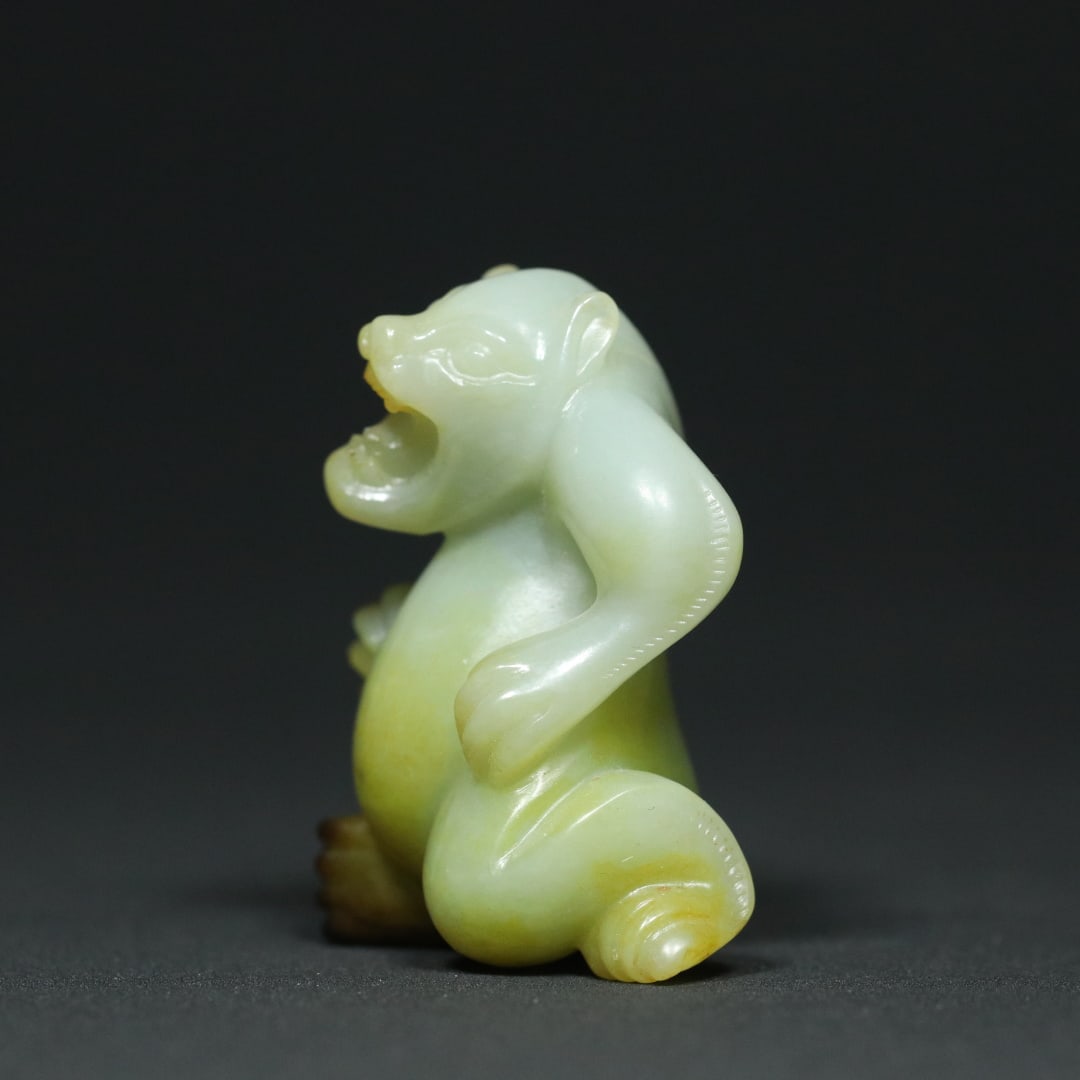 An Exquisite White Jade Bear Ornament - 3