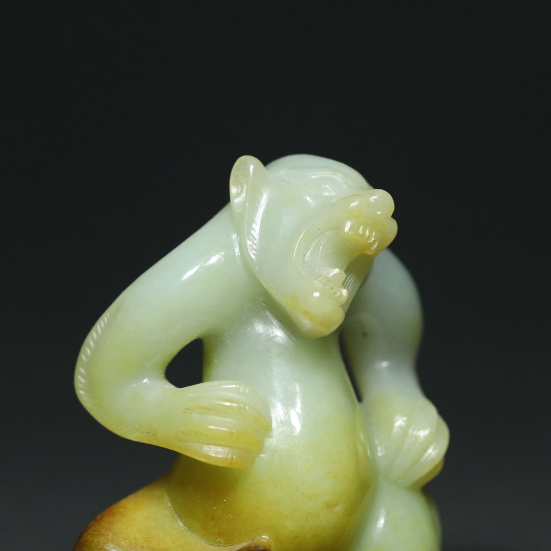 An Exquisite White Jade Bear Ornament - 6