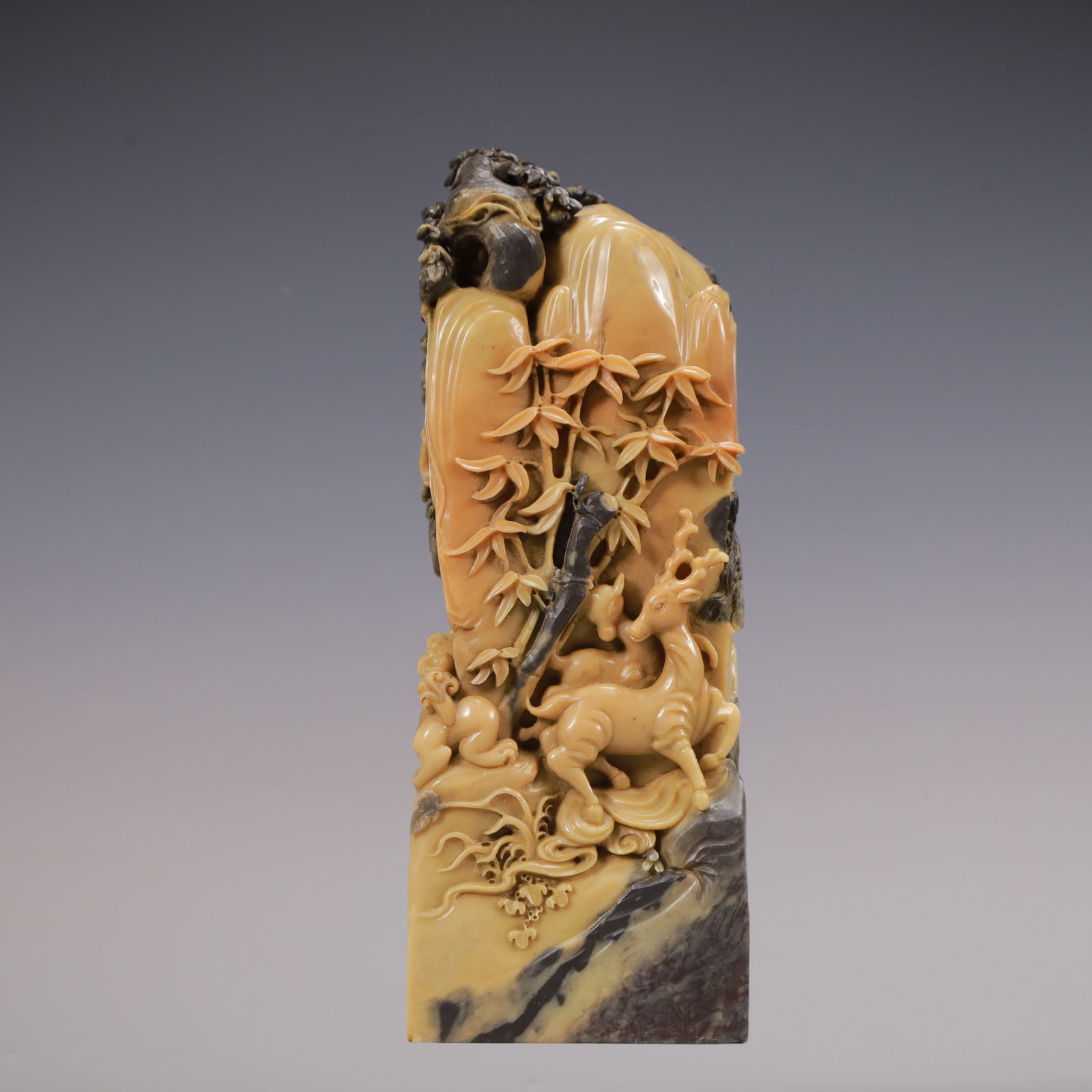 A Exquisite Shoushan Stone Auspicious Beast Pattern Seal: A Exquisite Shoushan Stone Auspicious Beast Pattern Seal Qing Dynasty, China Qianlong Four-character Mark Size:7.2cmx7.2cmx20.1cm Weight:2150g (The Dimensions Of All Batches Are Manually