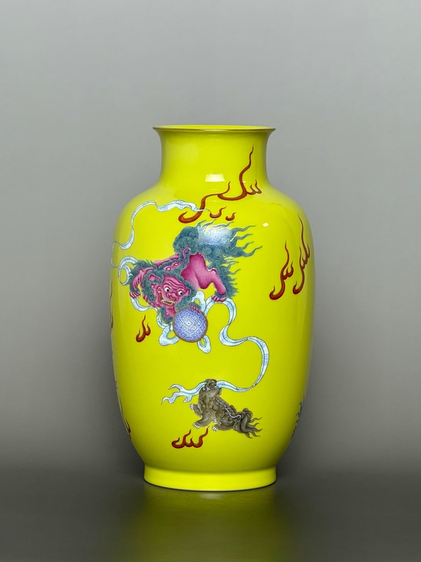 An Exquisite Yellow Glazed Lion Pattern Vase - 3