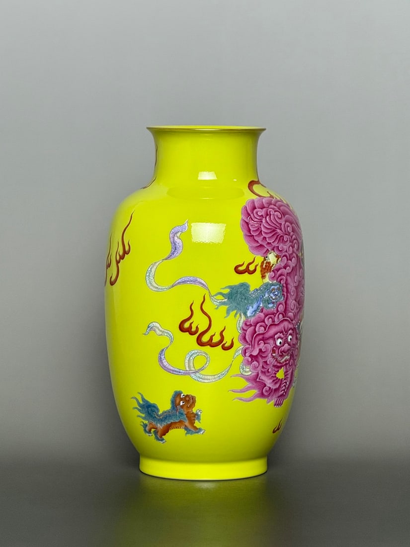 An Exquisite Yellow Glazed Lion Pattern Vase - 4