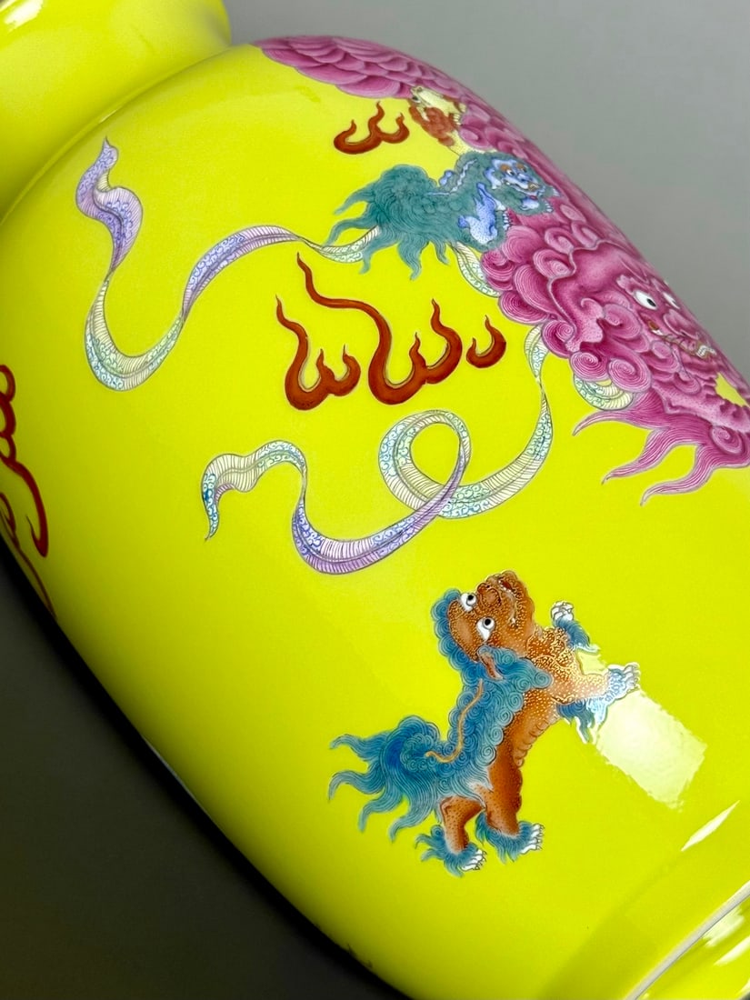 An Exquisite Yellow Glazed Lion Pattern Vase - 5