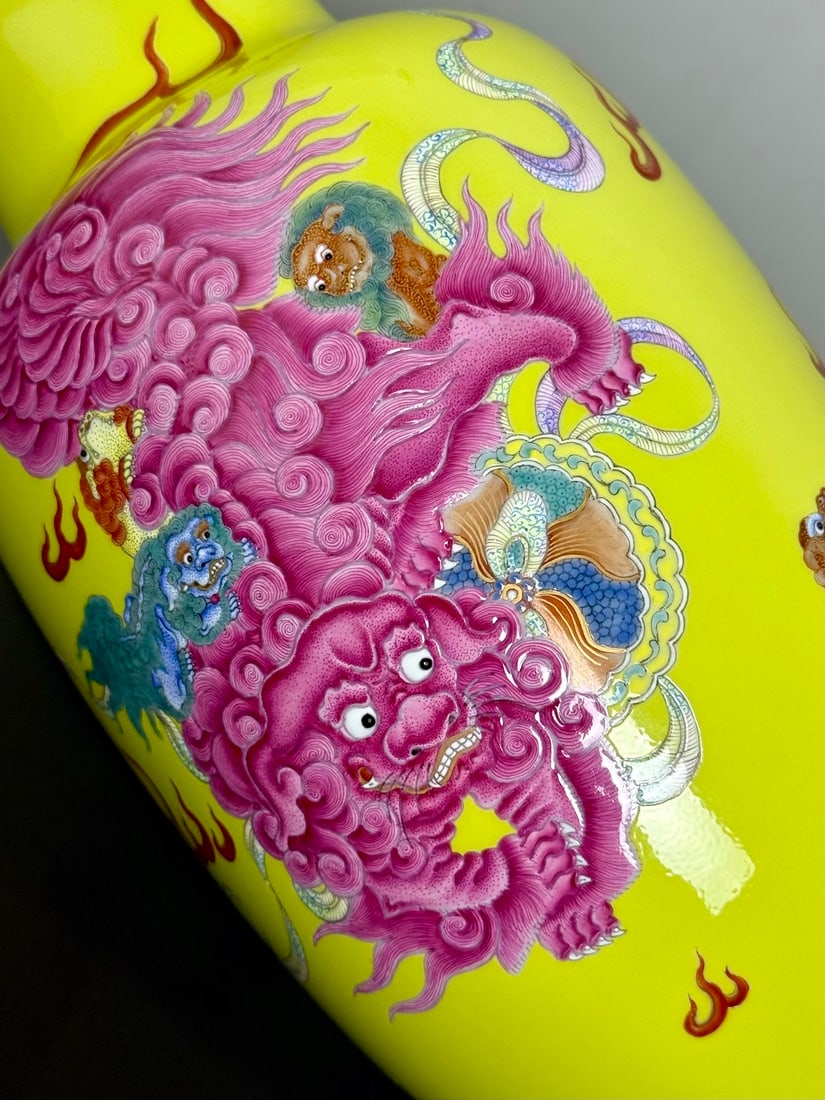An Exquisite Yellow Glazed Lion Pattern Vase - 6