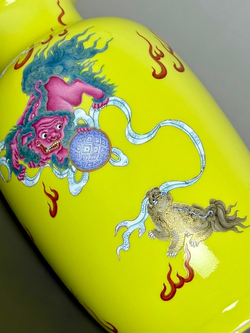 An Exquisite Yellow Glazed Lion Pattern Vase - 7