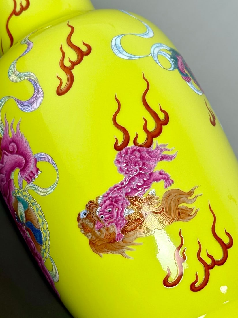 An Exquisite Yellow Glazed Lion Pattern Vase - 8