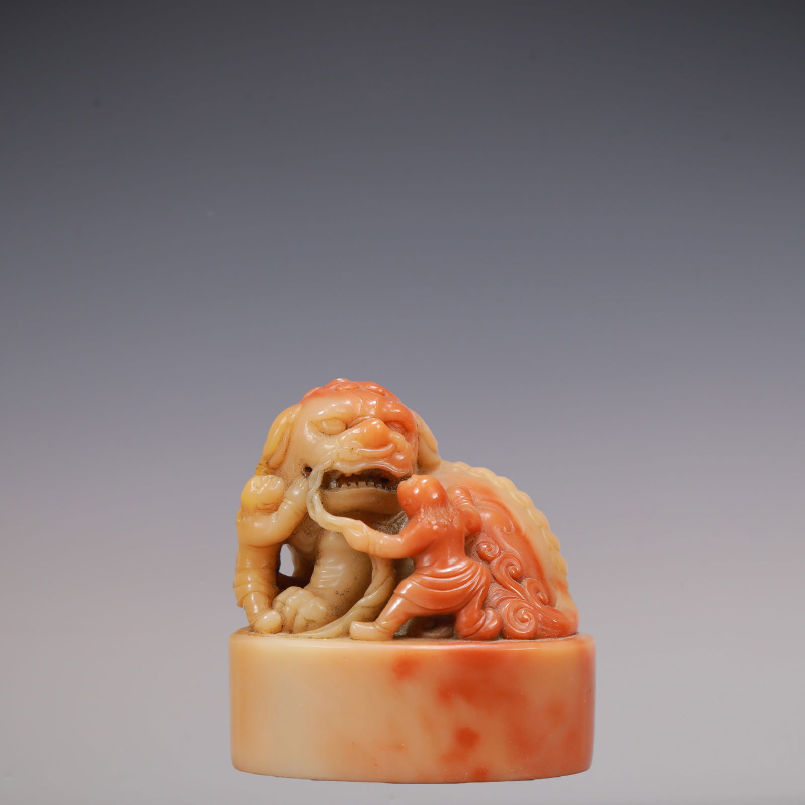 A Exquisite Shoushan Stone Auspicious Beast Seal: A Exquisite Shoushan Stone Auspicious Beast Seal Qing Dynasty, China Qianlong Four-character Mark Size:5.7cmx4.5cmx6.3cm Weight:200g (The Dimensions Of All Batches Are Manually Measured.If You Need