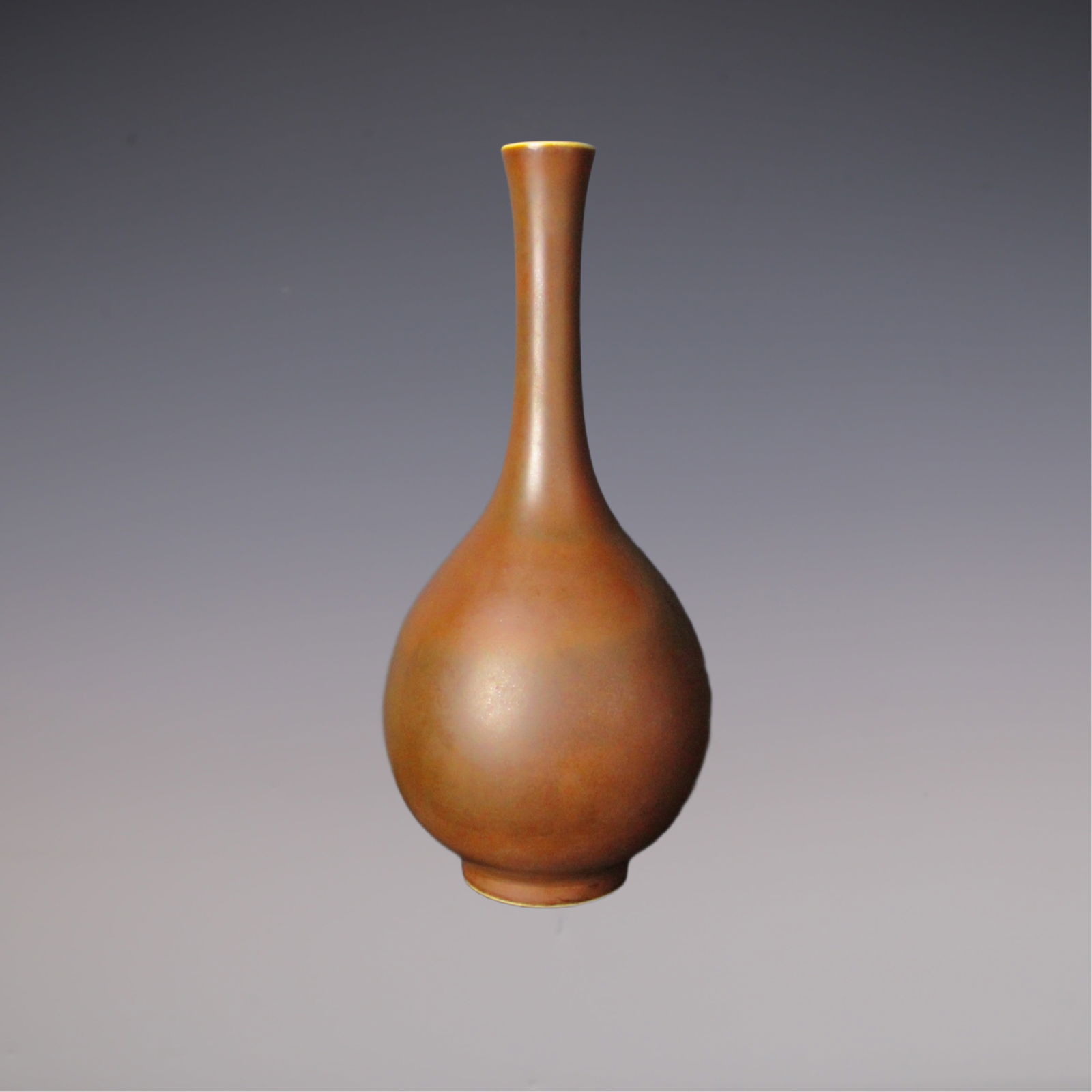 An Exquisite Purple Gold Glaze Vase: An Exquisite Purple Gold Glaze Vase Qing Dynasty, China Size:23cmx5.5cm (The Dimensions Of All Batches Are Manually Measured.If You Need More Detailed Information, Please Contact Our Customer