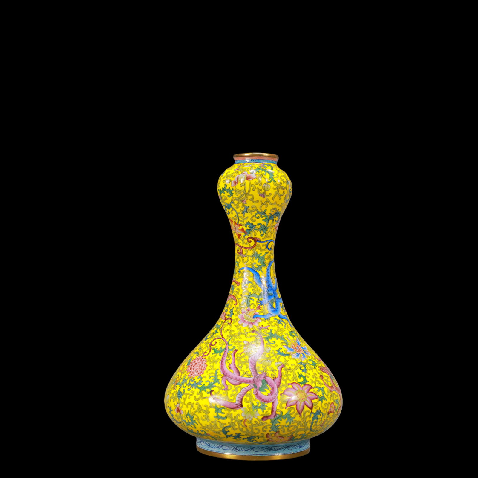 A Exquisite Coppery Enamel Lotus Pattern Dragon Pattern Vase: A Exquisite Coppery Enamel Lotus Pattern Dragon Pattern Vase Qing Dynasty, China Qianlong Four-character Mark Size:9.5cmx15cm Weight:250g (The Dimensions Of All Batches Are Manually Measured.If You