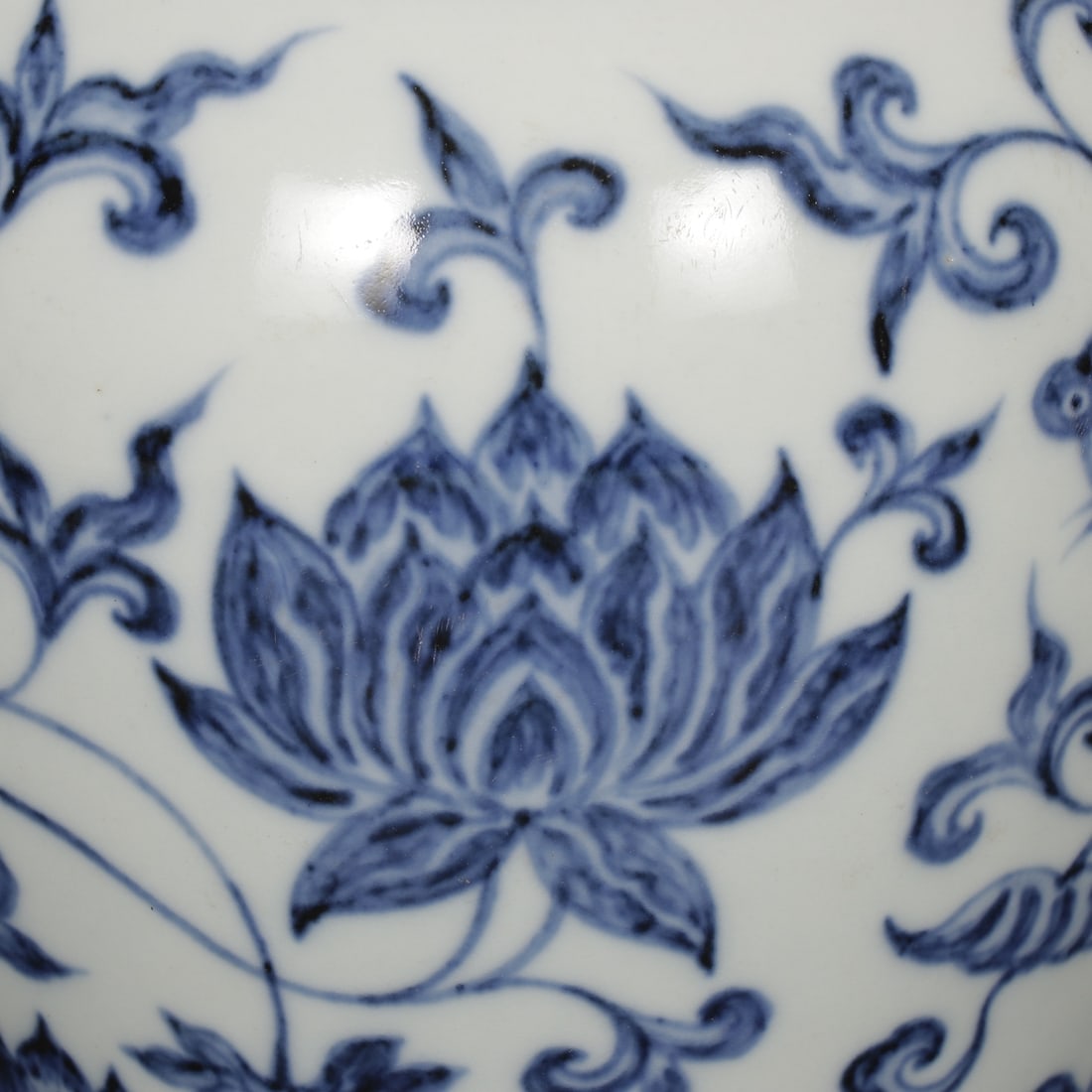 An Exquisite Blue and White Lotus Pattern Vase - 4