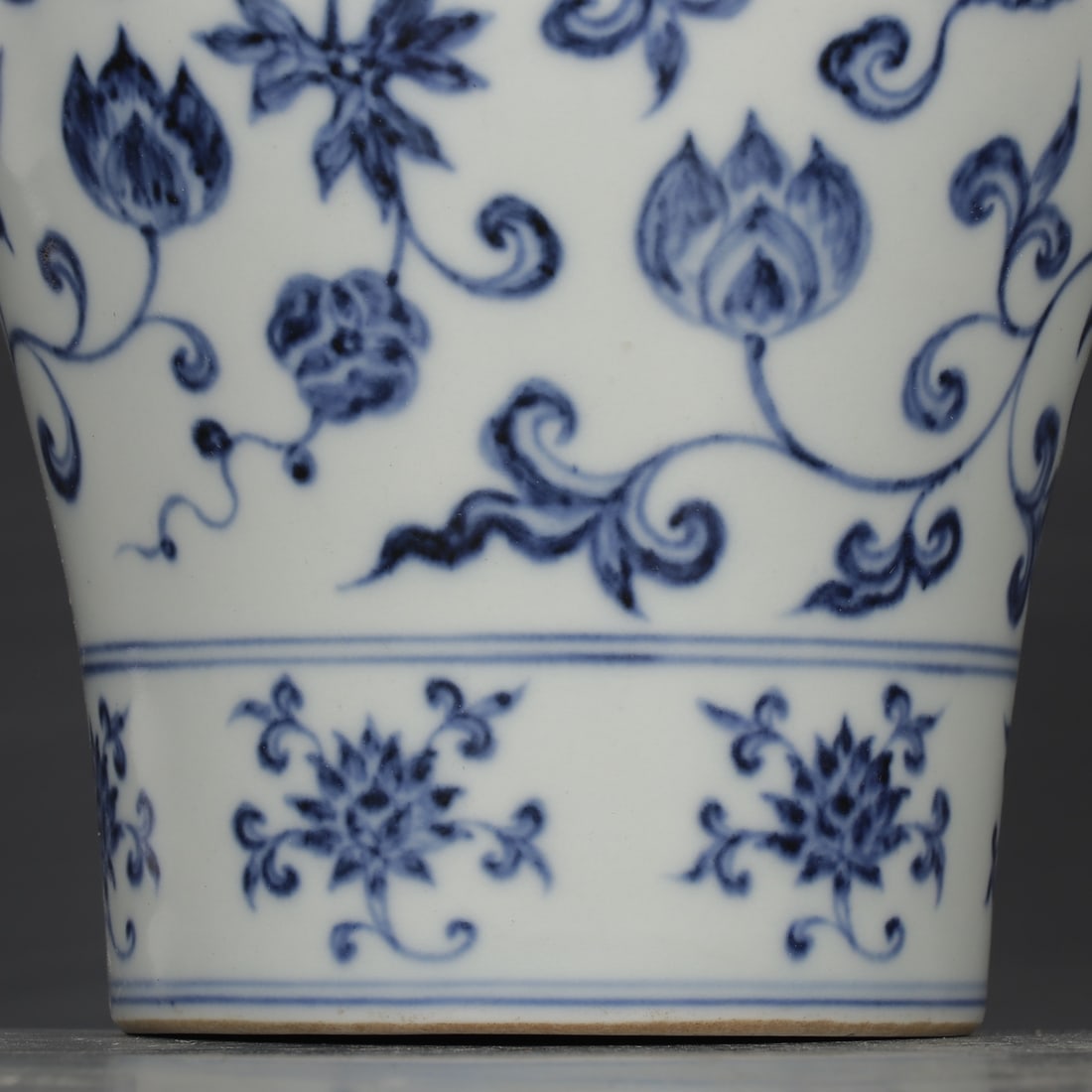 An Exquisite Blue and White Lotus Pattern Vase - 5