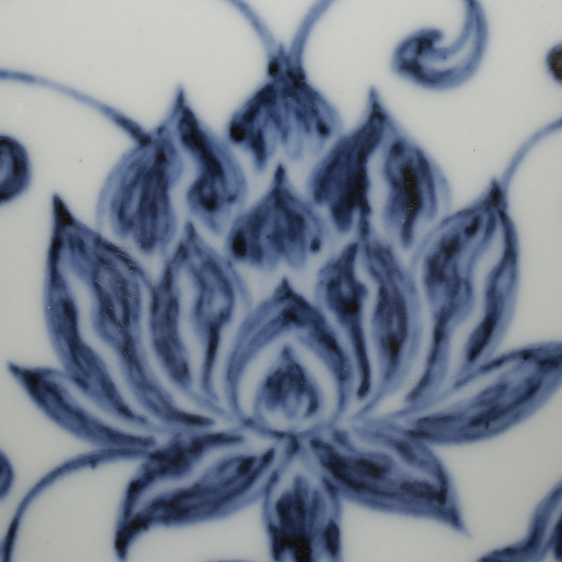 An Exquisite Blue and White Lotus Pattern Vase - 7