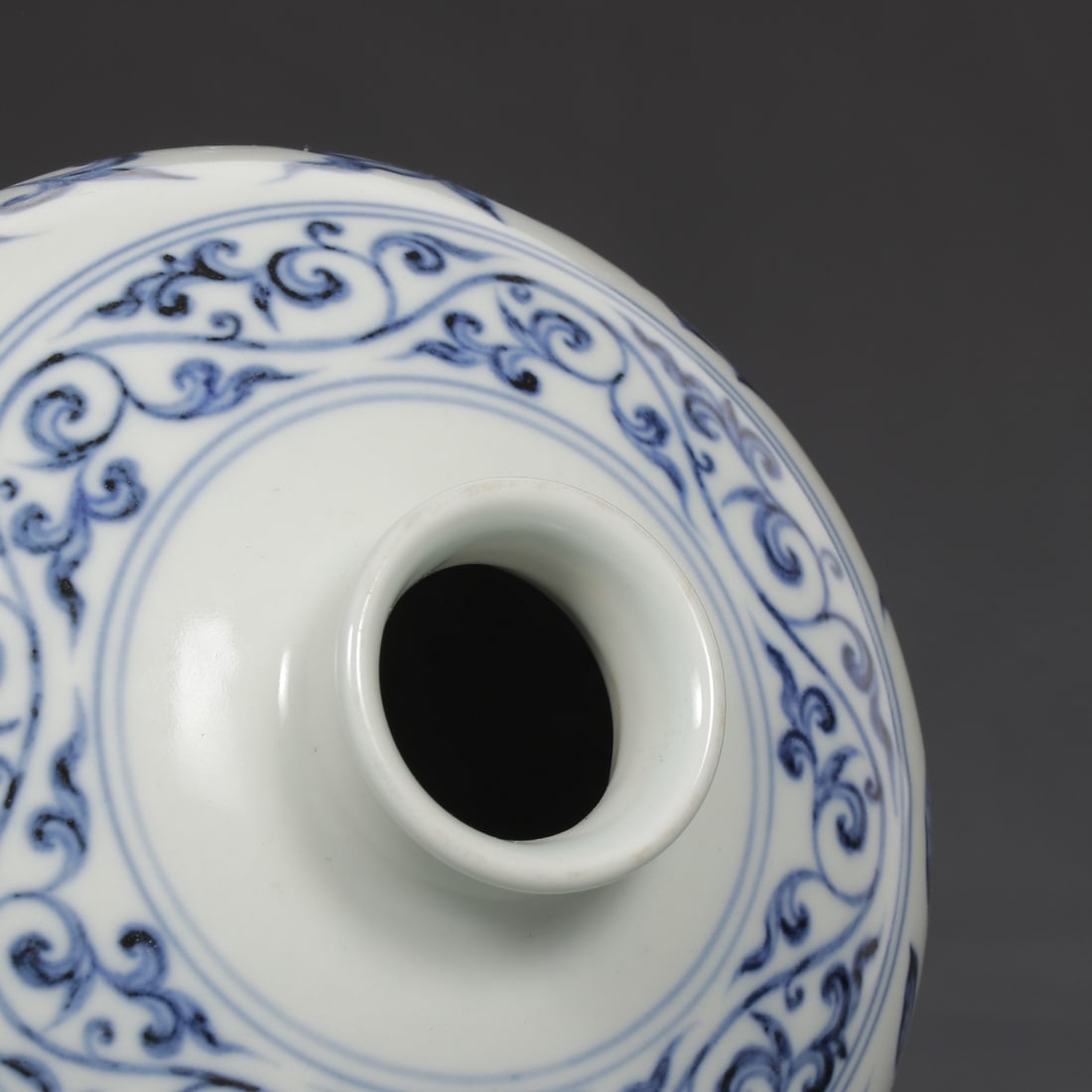 An Exquisite Blue and White Lotus Pattern Vase - 8