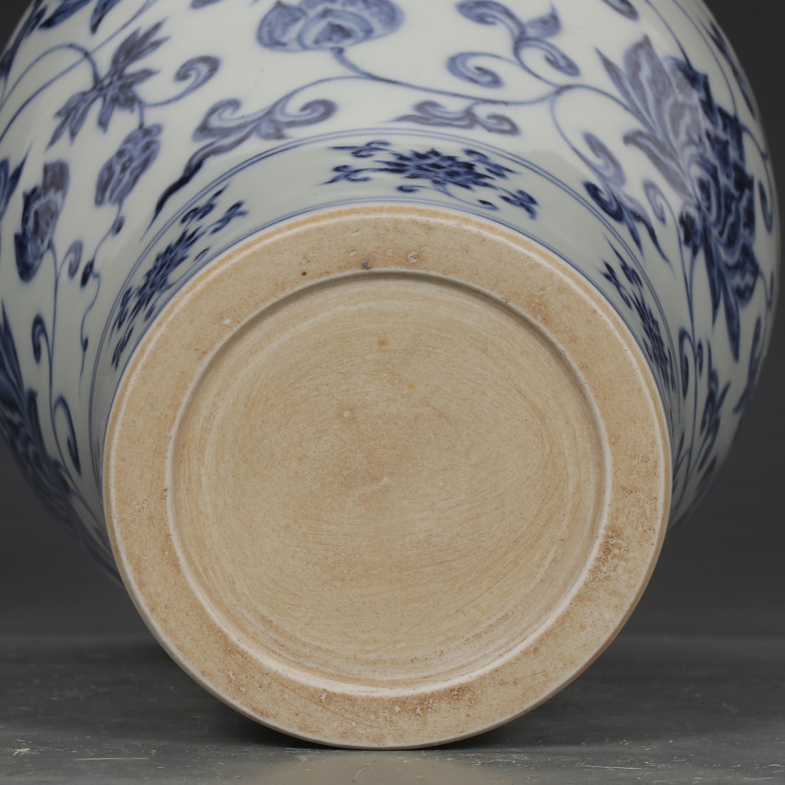 An Exquisite Blue and White Lotus Pattern Vase - 9