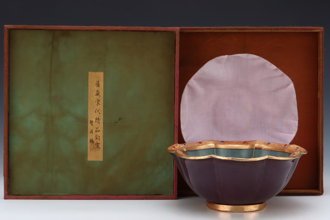 An Exquisite Jun yao Purple Glazed Cover with Gold Bowl: An Exquisite Jun yao Purple Glazed Cover with Gold Bowl Song Dynasty, China Size:11.2cmx25.8cm (The Dimensions Of All Batches Are Manually Measured.If You Need More Detailed Information, Please