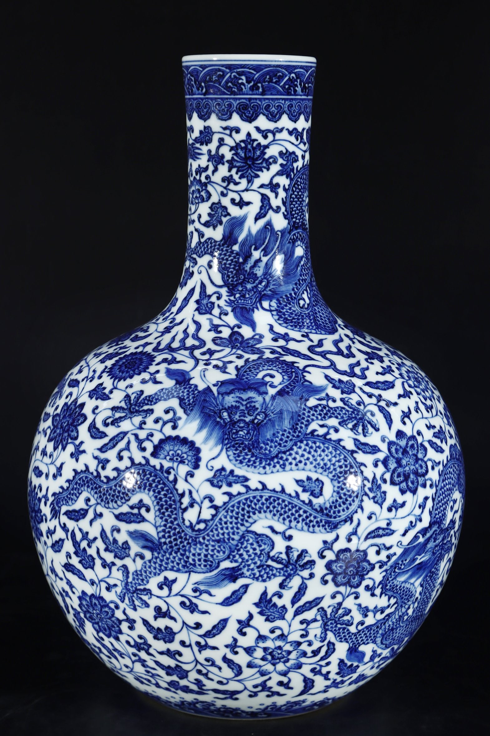 An Exquisite Blue and White Dragon Pattern Lotus Pattern Seawater Pattern Vase: An Exquisite Blue and White Dragon Pattern Lotus Pattern Seawater Pattern Vase Qing Dynasty, China Qianlong Six-character Mark Size:42cmx28cm (The Dimensions Of All Batches Are Manually Measured.If