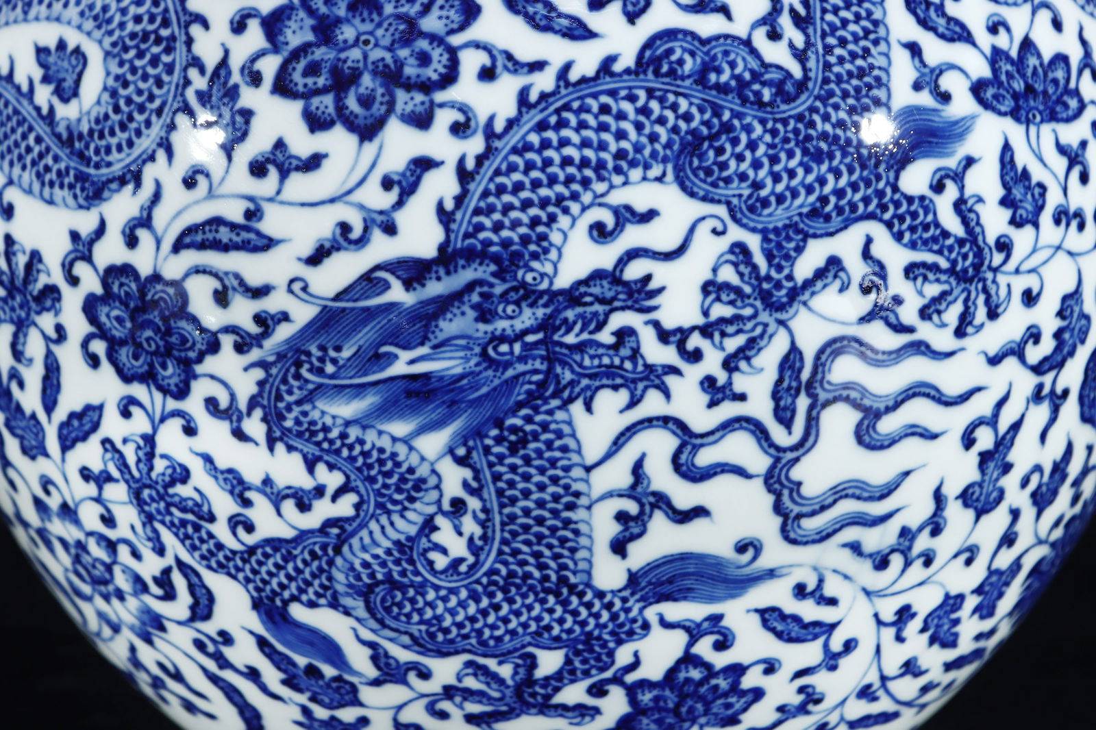 An Exquisite Blue and White Dragon Pattern Lotus Pattern Seawater Pattern Vase - 2