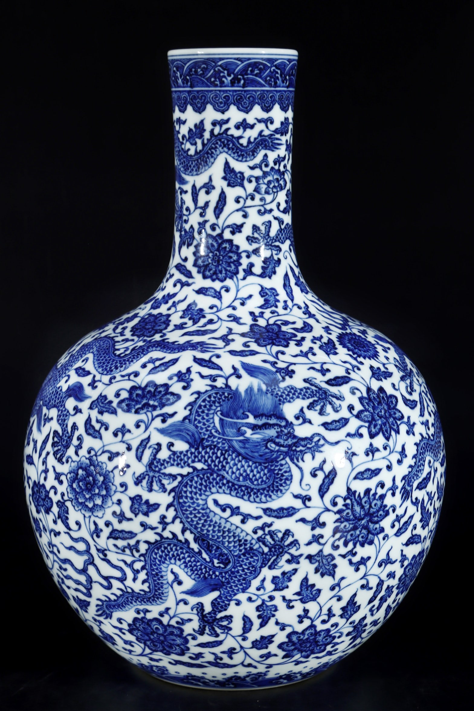 An Exquisite Blue and White Dragon Pattern Lotus Pattern Seawater Pattern Vase - 3