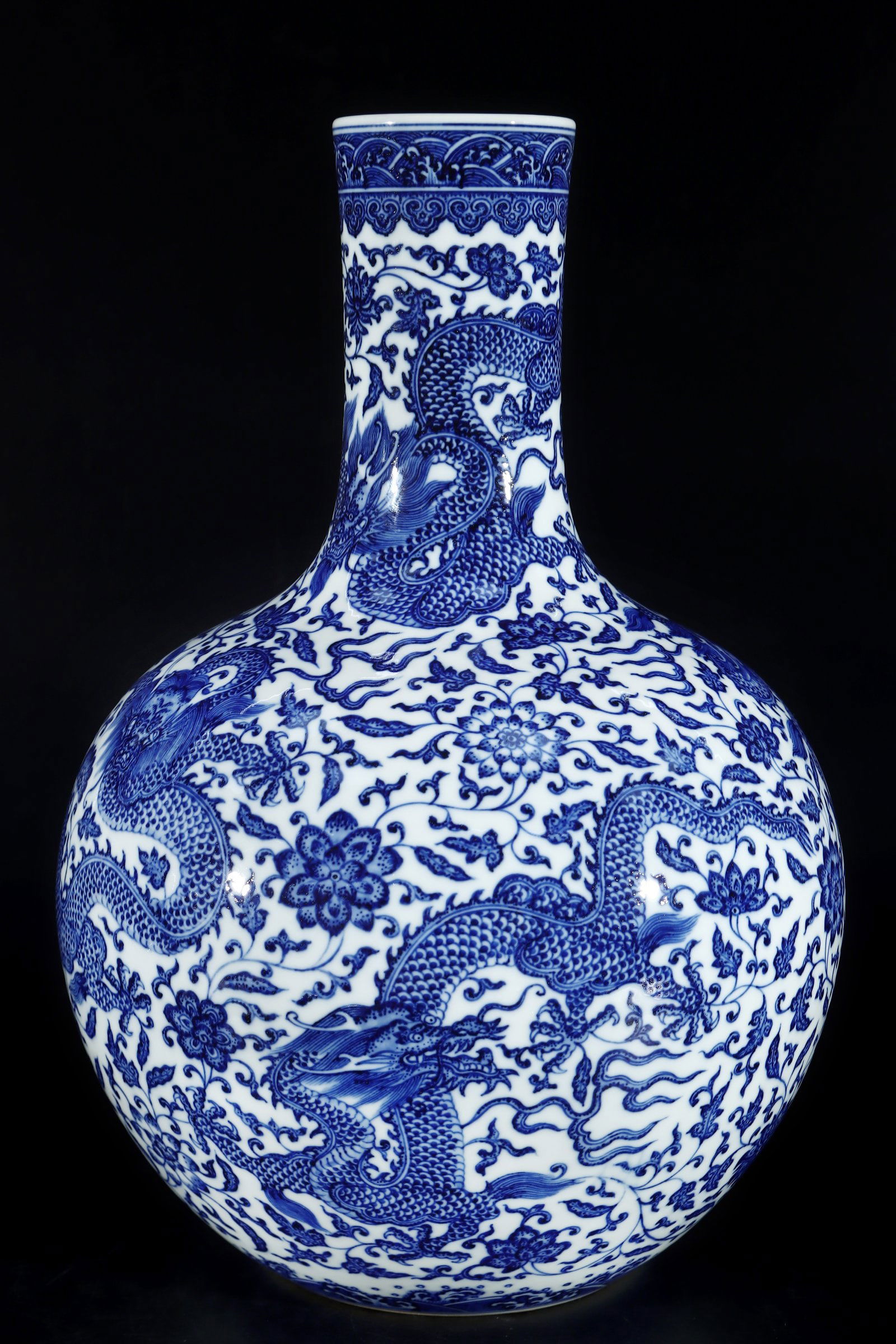 An Exquisite Blue and White Dragon Pattern Lotus Pattern Seawater Pattern Vase - 4